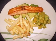 Lachsfilet auf marinierten Avocadoscheiben, Avocado-Orangensalat und Pommes frites - Rezept