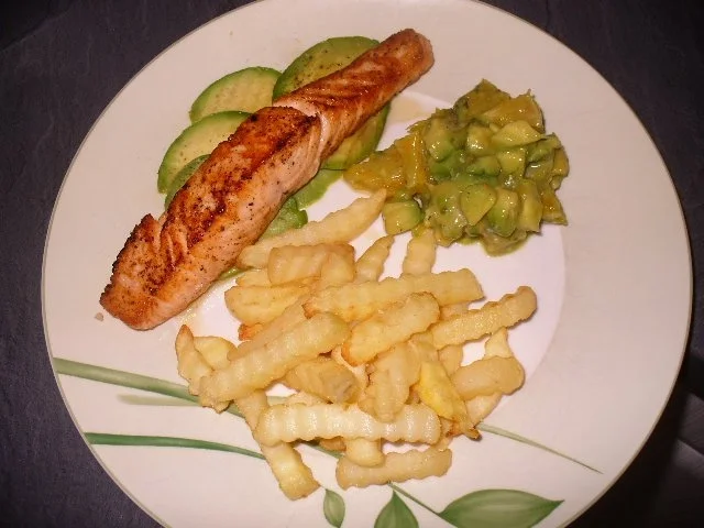 Rezept: Lachsfilet auf marinierten Avocadoscheiben, Avocado-Orangensalat und Pommes frites Bild Nr. 13 Lachsfilet auf marinierten Avocadoscheiben, Avocado-Orangensalat und Pommes frites - Rezept - Bild Nr. 13