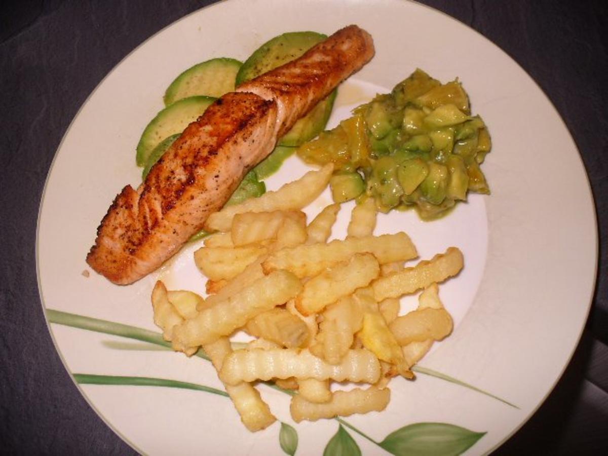 Lachsfilet auf marinierten Avocadoscheiben, Avocado Orangensalat und ...