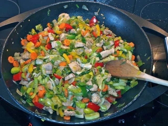 Putengeschnetzeltes mit Lauch, Zwiebeln, Paprika und Möhren - Rezept