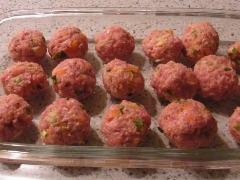 Rezept: Hackbällchen mit Käse überbacken in Tomatensauce Bild Nr. 3 Hackbällchen mit Käse überbacken in Tomatensauce - Rezept - Bild Nr. 3