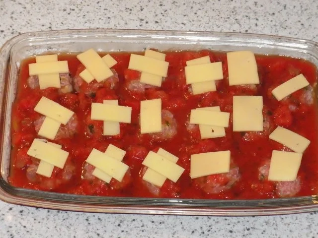 Rezept: Hackbällchen mit Käse überbacken in Tomatensauce Bild Nr. 5 Hackbällchen mit Käse überbacken in Tomatensauce - Rezept - Bild Nr. 5