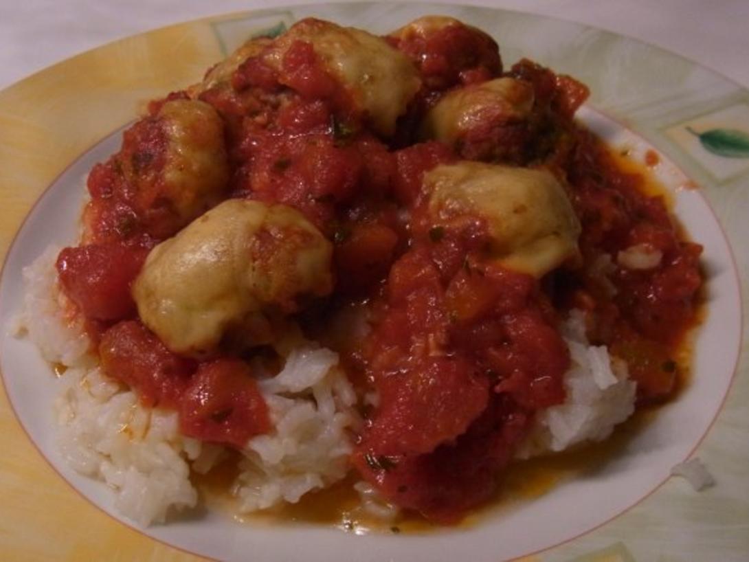 Hackbällchen mit Käse überbacken in Tomatensauce - Rezept - kochbar.de