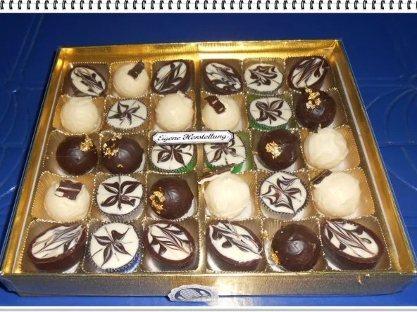 Erdbeer an Wodka Praline und Maracuja an Batida de Coco Trüffel - Rezept