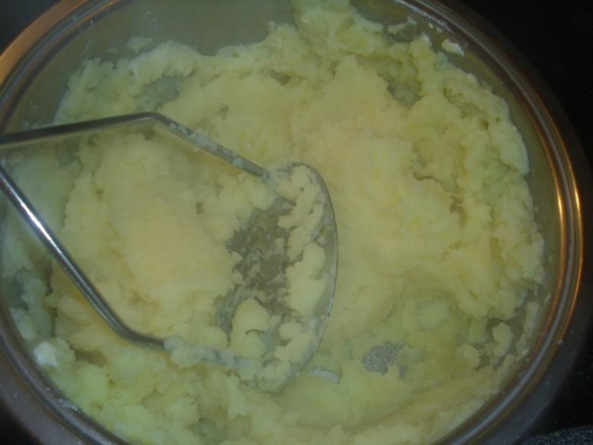 Buletten Kartoffelpüree und Rosenkohl in Gorgonzola-Sahne Soße - Rezept - Bild Nr. 4