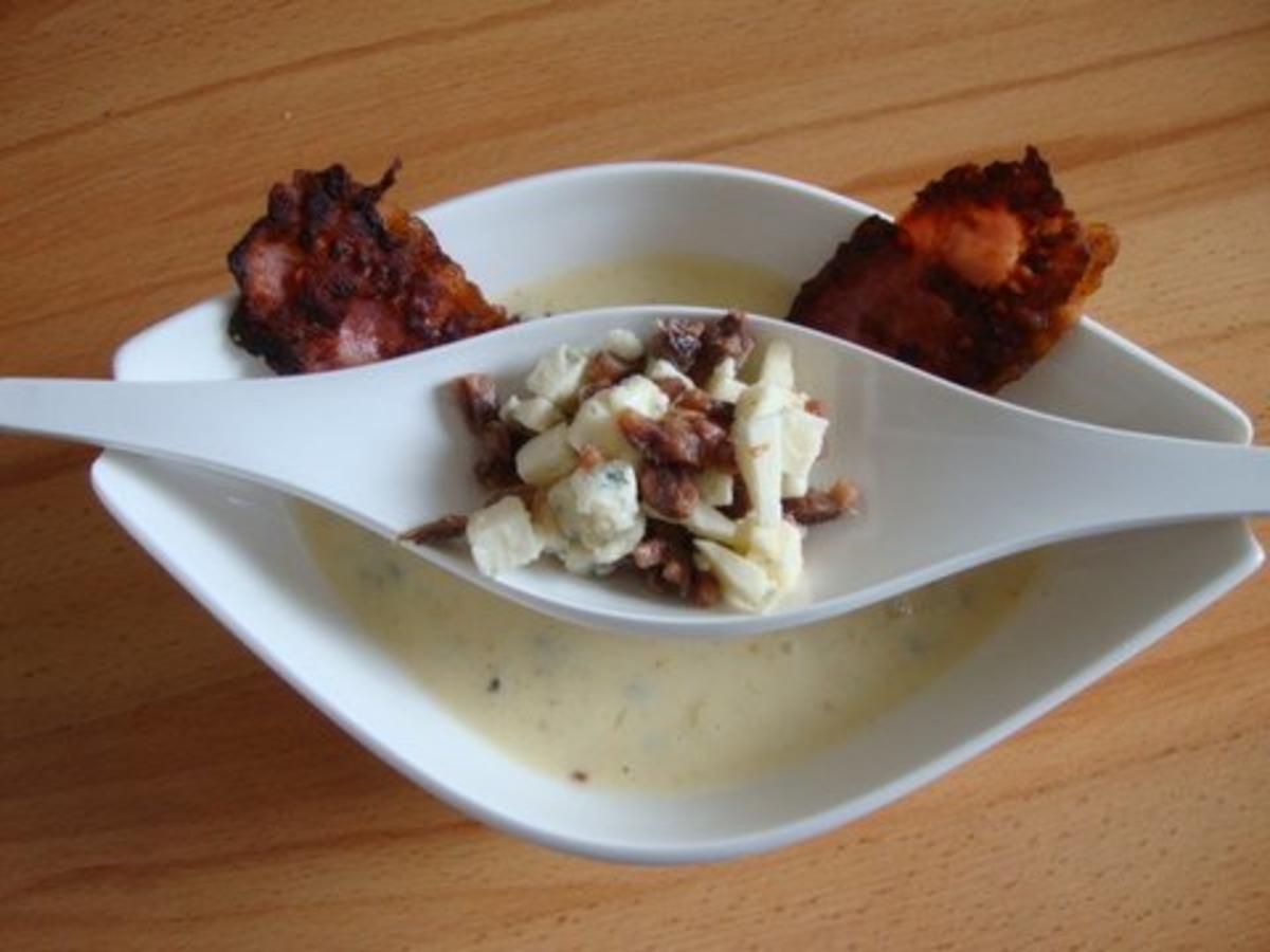 Blauschimmel - Käsesüppchen mit Anchovis, Bacon und Röstbrot - Rezept