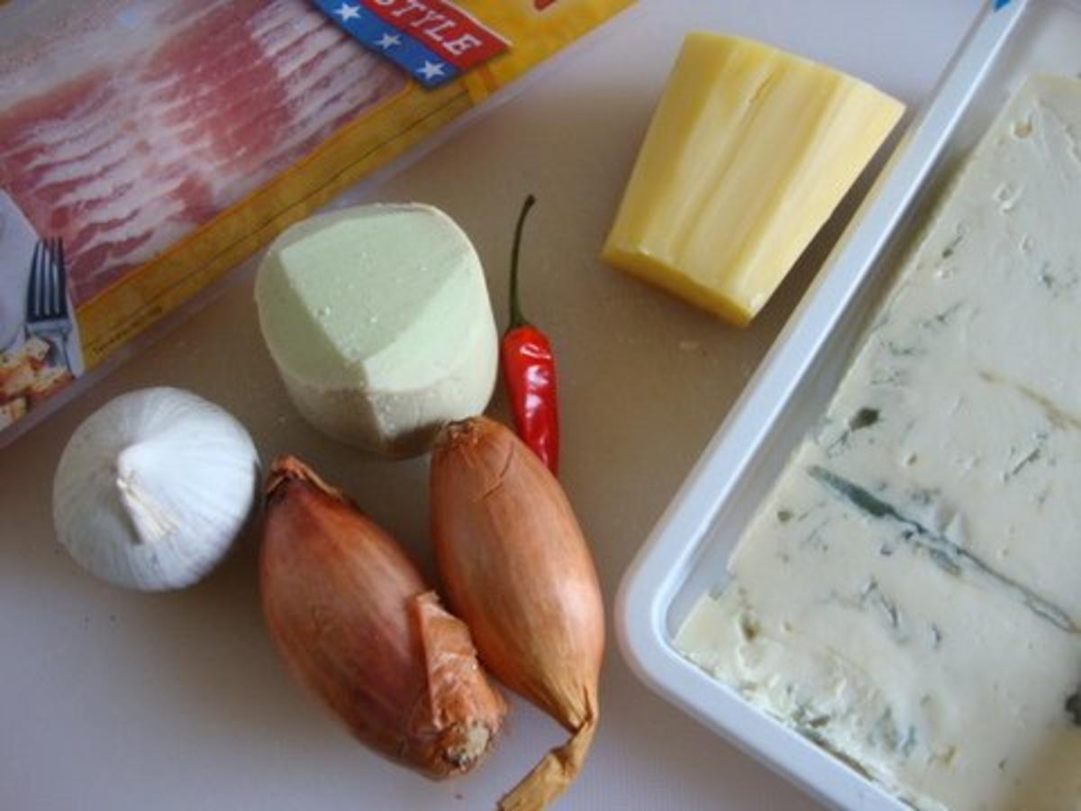 Blauschimmel - Käsesüppchen mit Anchovis, Bacon und Röstbrot - Rezept - Bild Nr. 2