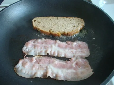 Rezept: Blauschimmel - Käsesüppchen mit Anchovis, Bacon und Röstbrot Bild Nr. 7 Blauschimmel - Käsesüppchen mit Anchovis, Bacon und Röstbrot - Rezept - Bild Nr. 7