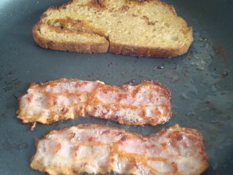 Rezept: Blauschimmel - Käsesüppchen mit Anchovis, Bacon und Röstbrot Bild Nr. 8 Blauschimmel - Käsesüppchen mit Anchovis, Bacon und Röstbrot - Rezept - Bild Nr. 8