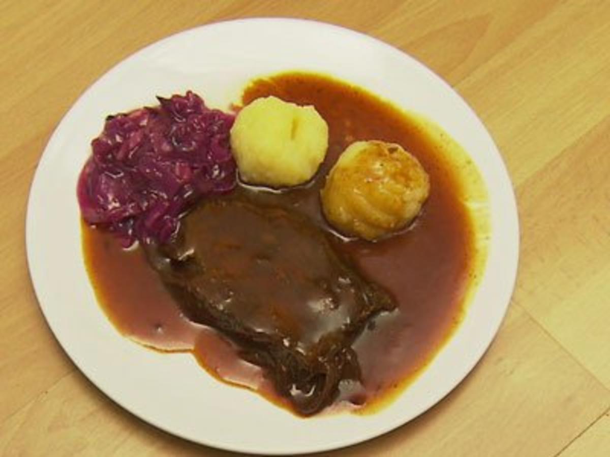 "Rheinische Suurbrode met rudem Kappes un Äädäppelsklöß" (Christian Petri) - Rezept