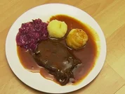 "Rheinische Suurbrode met rudem Kappes un Äädäppelsklöß" (Christian Petri) - Rezept