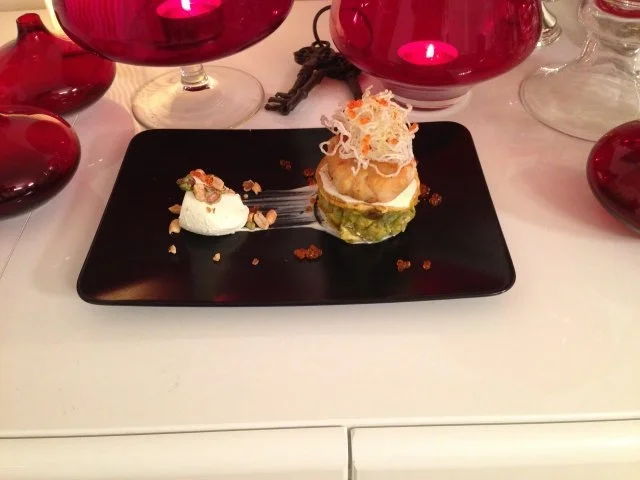 Rezept: Garnelenbulette an Wasabi-Mousse mit asiatischen Blini und Schmandcreme Garnelenbulette an Wasabi-Mousse mit asiatischen Blini und Schmandcreme - Rezept