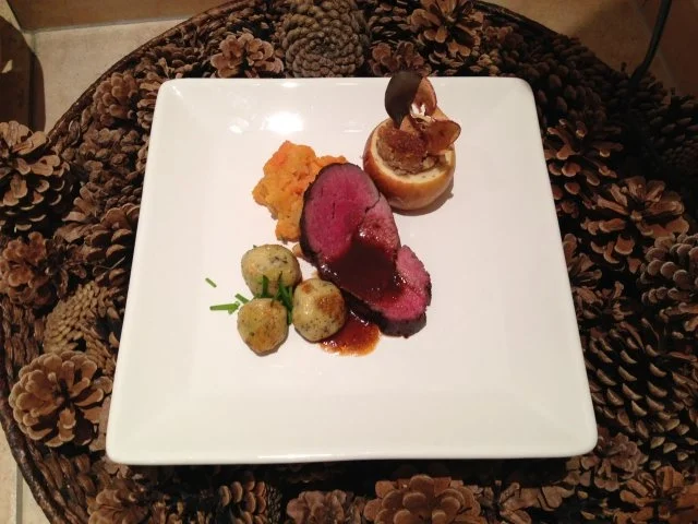 Rezept: Rinderfilet mit Kräuterknödeln, dazu süßer Möhrenstampf und Marzipan-Bratapfel Rinderfilet mit Kräuterknödeln, dazu süßer Möhrenstampf und Marzipan-Bratapfel - Rezept