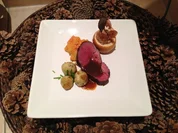 Rinderfilet mit Kräuterknödeln, dazu süßer Möhrenstampf und Marzipan-Bratapfel - Rezept