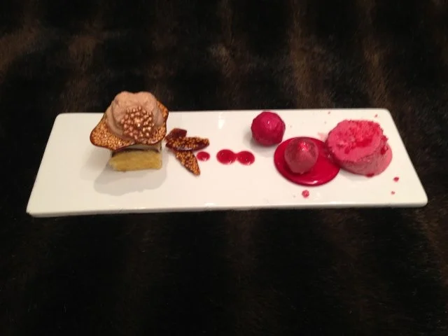 Ganacheturm umgeben von Himbeermousse und Erdbeer-Trüffeln an scharfer Nougatsahne - Rezept