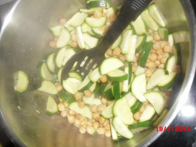 Rezept: Zuccini Tomatensuppe mit Räuchertofu Bild Nr. 3 Zuccini Tomatensuppe mit Räuchertofu - Rezept - Bild Nr. 3