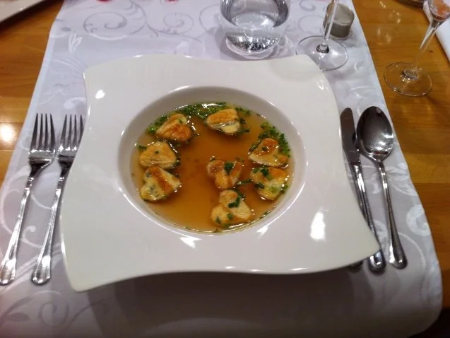 Rezept: Rinderbrühe mit Pfannkuchenherzen Rinderbrühe mit Pfannkuchenherzen - Rezept