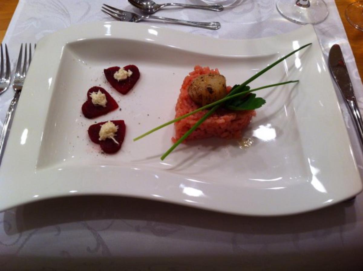 Rote-Beete-Risotto mit gebratener Jakobsmuschel und Rote-Beete-Herzen ...