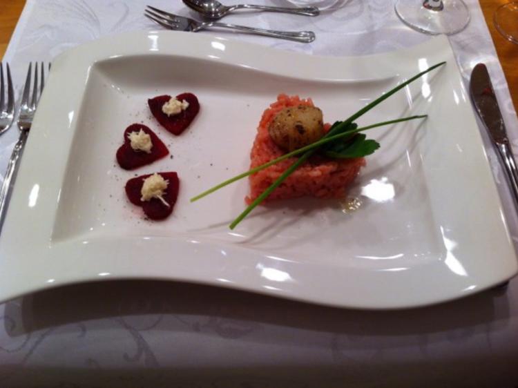 Rote Beete Risotto mit gebratener Jakobsmuschel und Rote Beete Herzen ...
