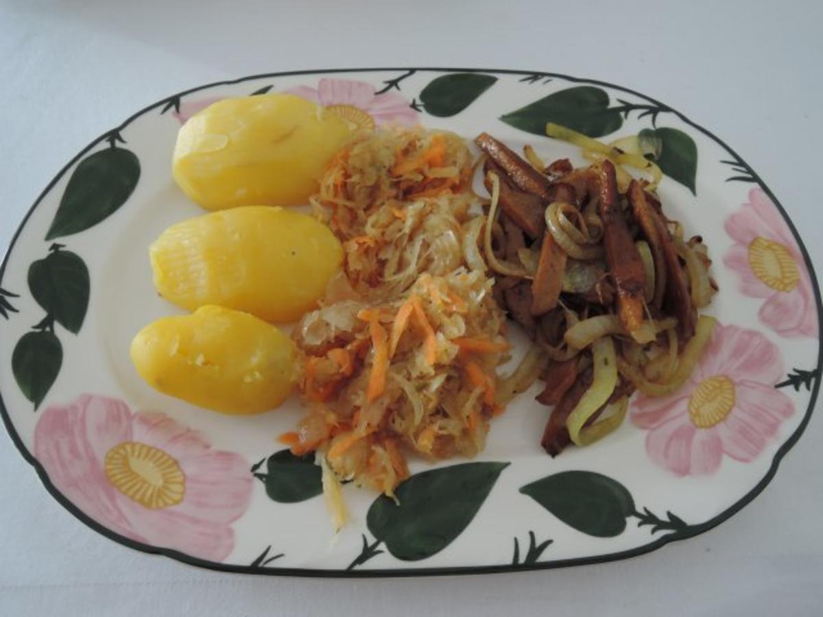 Vegan : Veggi - Zwiebel - Gyros mit Karotten - Sauerkraut dazu Kartoffeln - Rezept