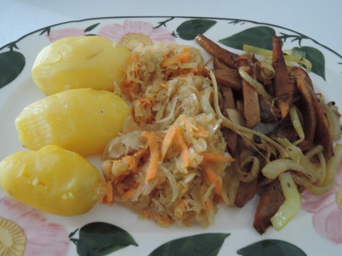 Vegan : Veggi - Zwiebel - Gyros mit Karotten - Sauerkraut dazu Kartoffeln - Rezept - Bild Nr. 2