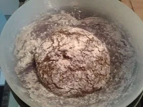 Salami-Pepperoni-Pizza auf dunklem Brotteig - Rezept - Bild Nr. 2