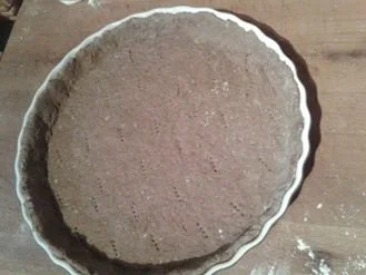 Salami-Pepperoni-Pizza auf dunklem Brotteig - Rezept - Bild Nr. 3