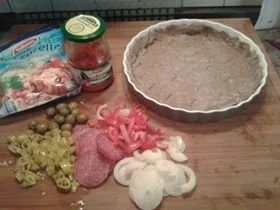 Salami-Pepperoni-Pizza auf dunklem Brotteig - Rezept - Bild Nr. 4