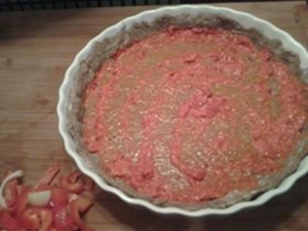 Salami-Pepperoni-Pizza auf dunklem Brotteig - Rezept - Bild Nr. 5