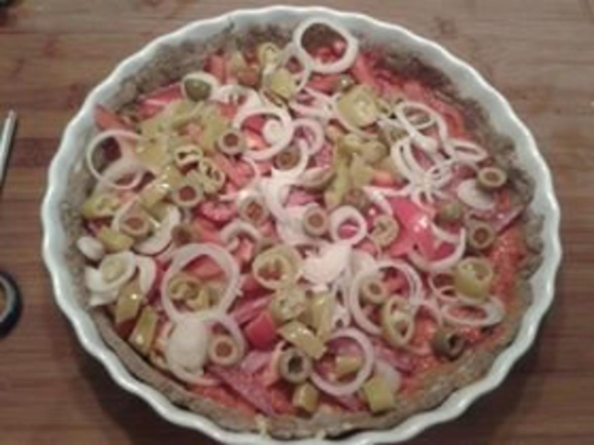 Salami-Pepperoni-Pizza auf dunklem Brotteig - Rezept - Bild Nr. 6