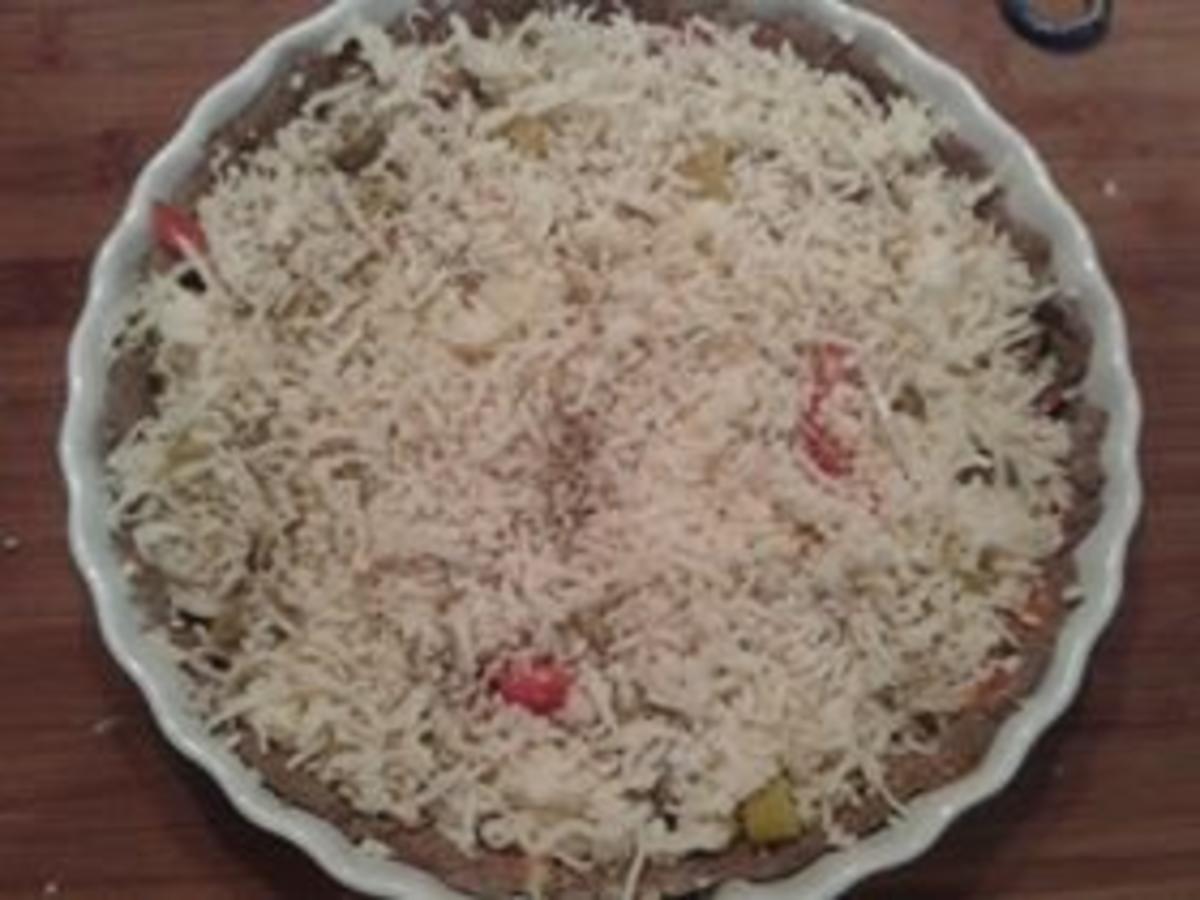 Salami-Pepperoni-Pizza auf dunklem Brotteig - Rezept - Bild Nr. 7