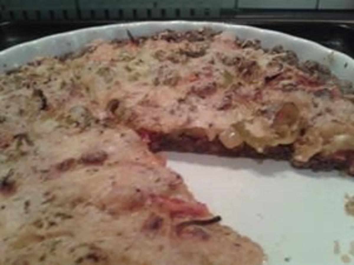 Salami-Pepperoni-Pizza auf dunklem Brotteig - Rezept - Bild Nr. 8