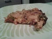 Salami-Pepperoni-Pizza auf dunklem Brotteig - Rezept