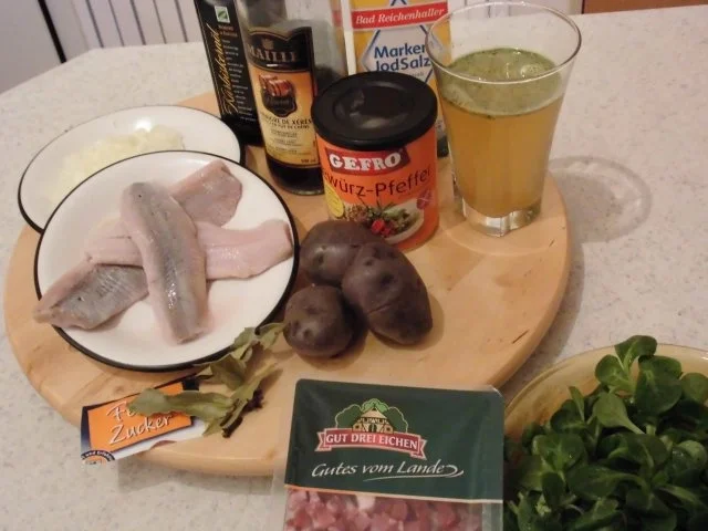 Schwedenhappen an Kartoffelsalat in lila - Rezept - Bild Nr. 2