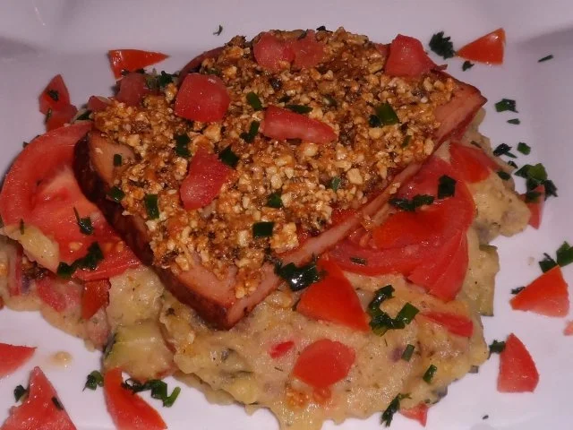 Ofengerichte: Überbackener Leberkäse mit einer Käse-Nuss-Haube auf Kartoffel-Gemüsepüree - Rezept