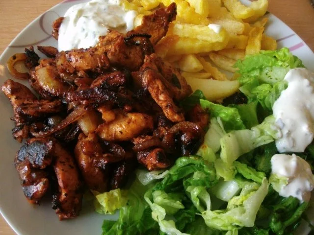 Hähnchengyros mit Knoblauchkräuterdip - Rezept - Bild Nr. 2