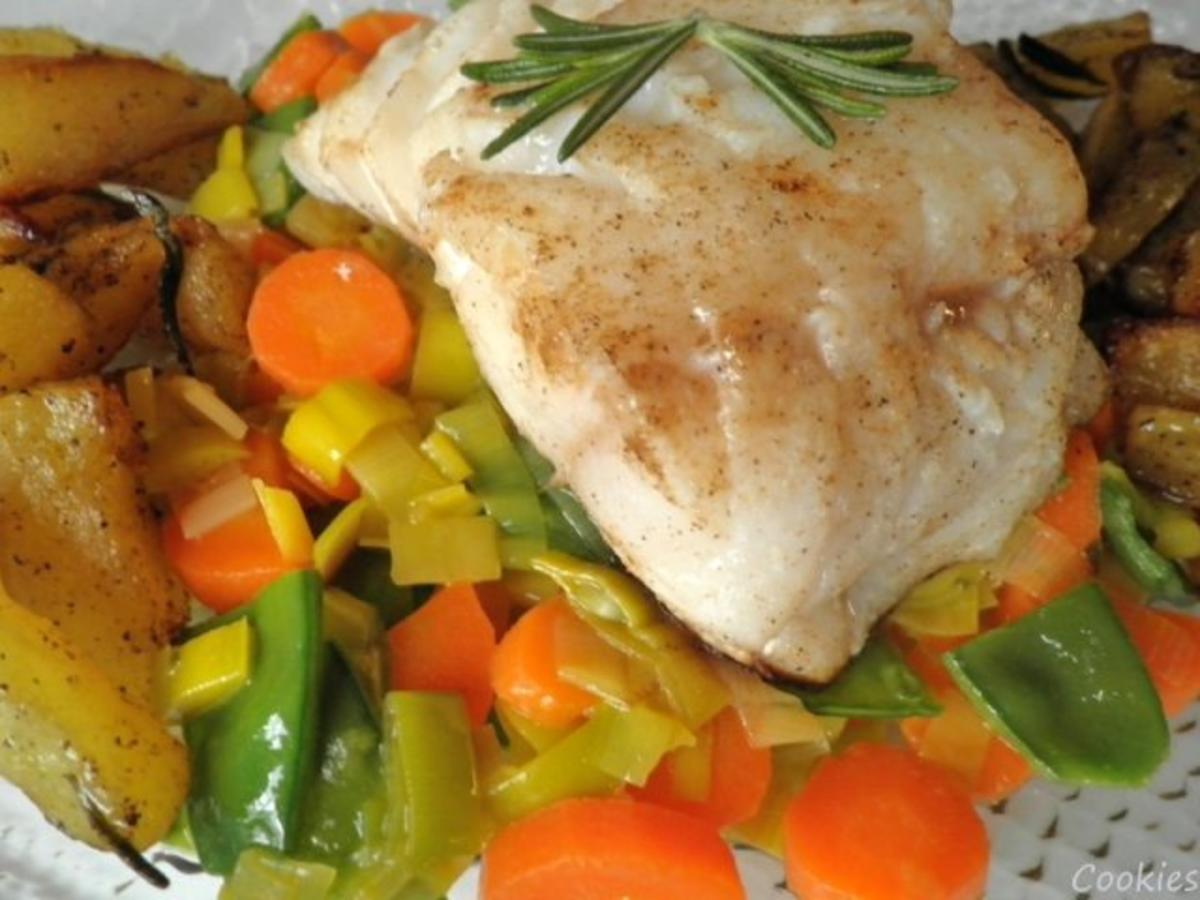 Skrei auf bunten Gemüse ... - Rezept mit Bild