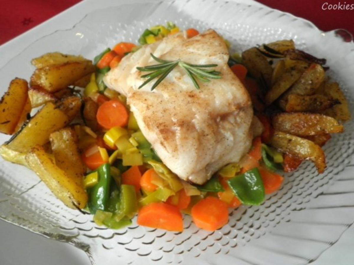 Skrei auf bunten Gemüse ... - Rezept mit Bild