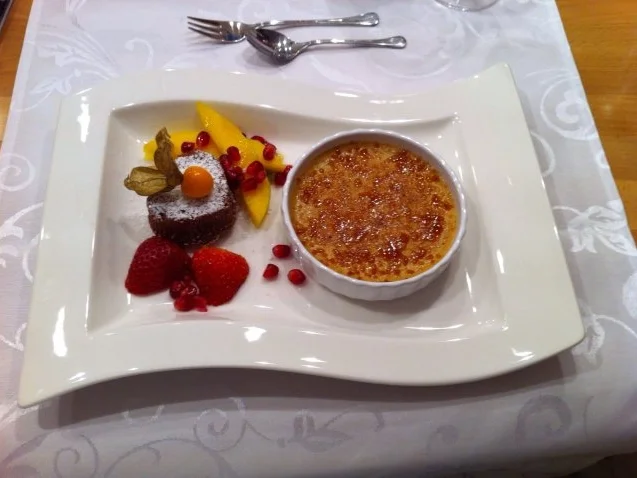 Espresso-Creme-Brulé mit warmen Chilli-Schokoküchlein an Früchten - Rezept