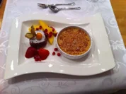 Rezept: Espresso-Creme-Brulé mit warmen Chilli-Schokoküchlein an Früchten Espresso-Creme-Brulé mit warmen Chilli-Schokoküchlein an Früchten - Rezept