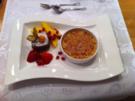 Espresso-Creme-Brulé mit warmen Chilli-Schokoküchlein an Früchten - Rezept