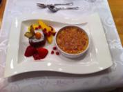 Espresso-Creme-Brulé mit warmen Chilli-Schokoküchlein an Früchten - Rezept