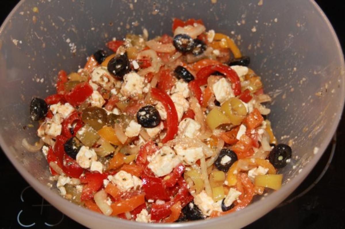 Griechischer Salat mit Schafskäse - Paprika und Oliven - Rezept