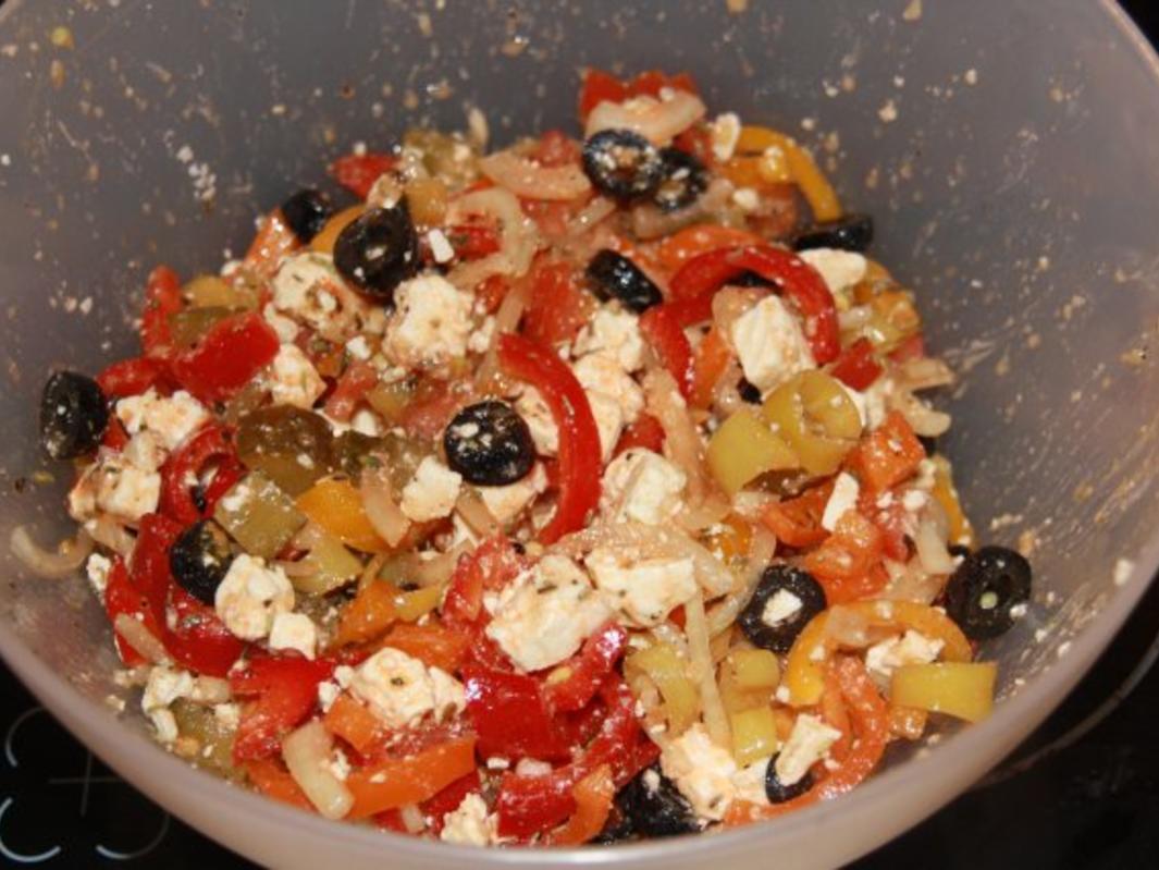 Griechischer Salat mit Schafskäse - Paprika und Oliven - Rezept ...