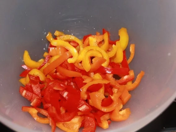 Rezept: Griechischer Salat mit Schafskäse - Paprika und Oliven Bild Nr. 3 Griechischer Salat mit Schafskäse - Paprika und Oliven - Rezept - Bild Nr. 3