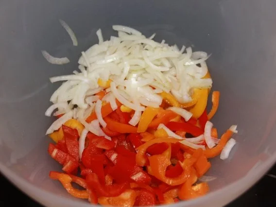 Rezept: Griechischer Salat mit Schafskäse - Paprika und Oliven Bild Nr. 4 Griechischer Salat mit Schafskäse - Paprika und Oliven - Rezept - Bild Nr. 4