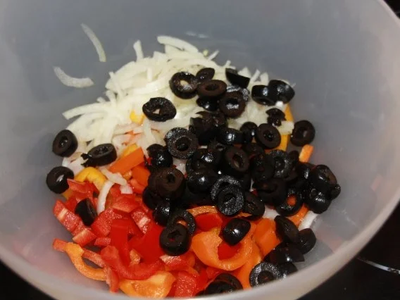 Rezept: Griechischer Salat mit Schafskäse - Paprika und Oliven Bild Nr. 5 Griechischer Salat mit Schafskäse - Paprika und Oliven - Rezept - Bild Nr. 5