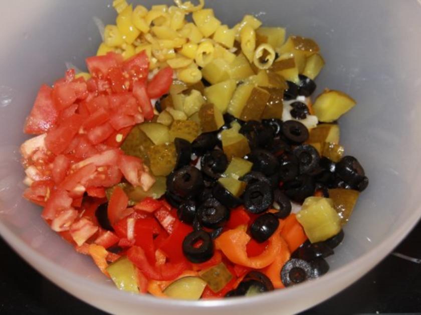 Griechischer Salat mit Schafskäse - Paprika und Oliven - Rezept ...