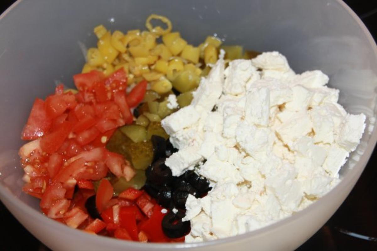 Griechischer Salat mit Schafskäse - Paprika und Oliven - Rezept - Bild Nr. 8