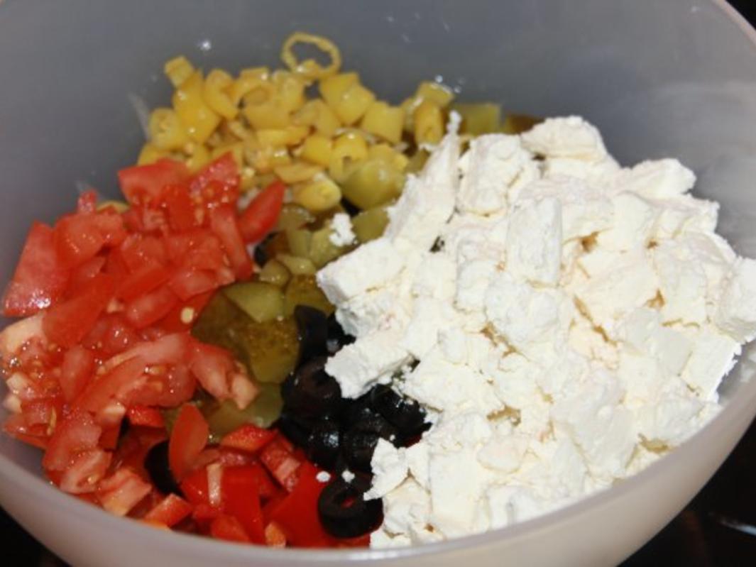 Griechischer Salat mit Schafskäse - Paprika und Oliven - Rezept ...